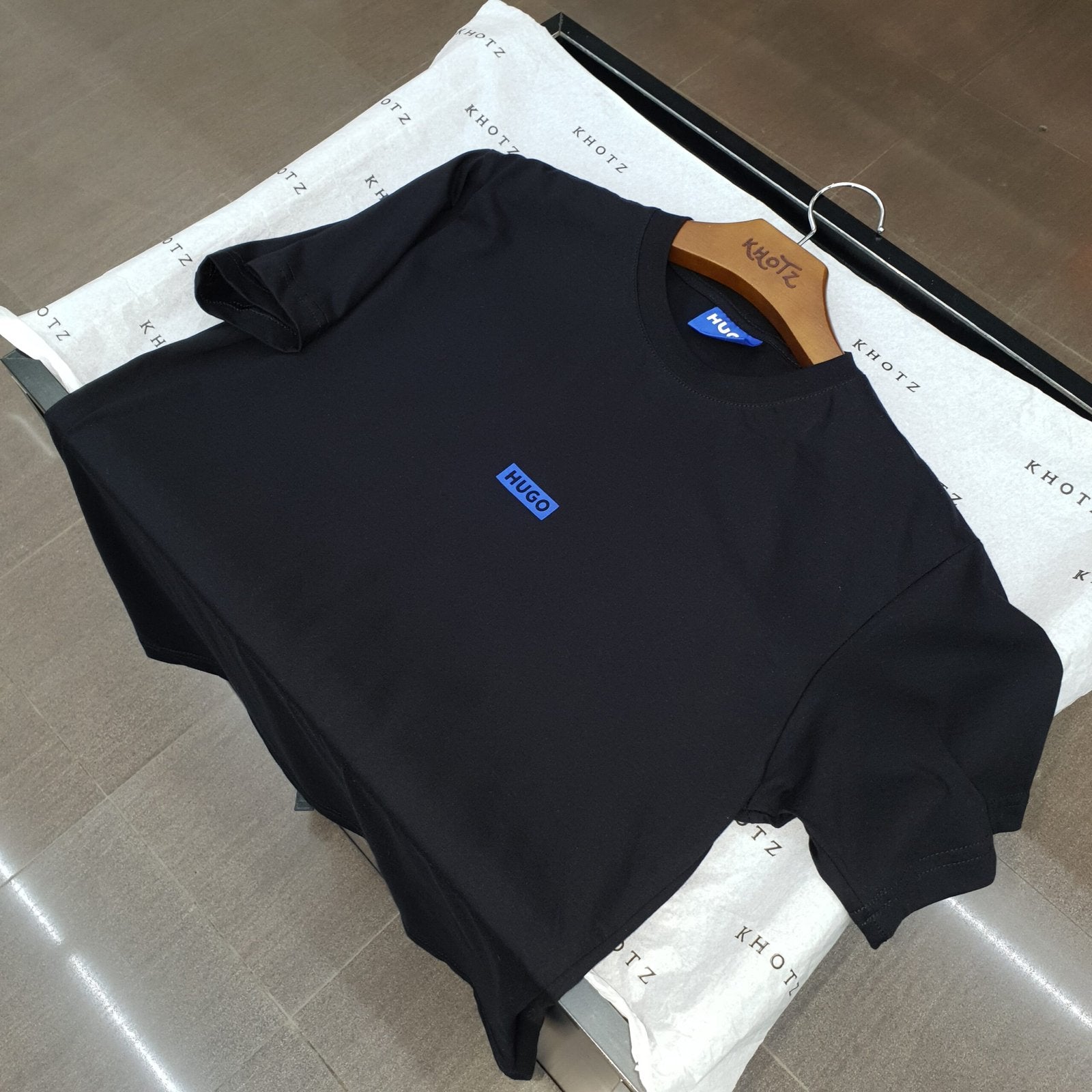 Camiseta Básica Hugo Boss Masculina Preta Logo Azul