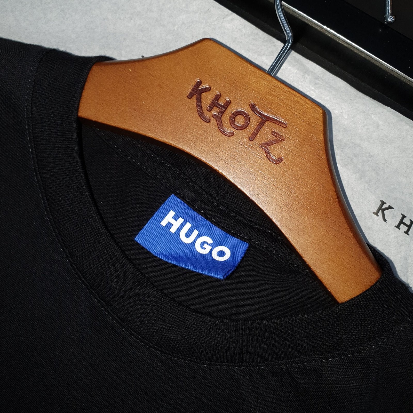 Camiseta Básica Hugo Boss Masculina Preta Logo Azul