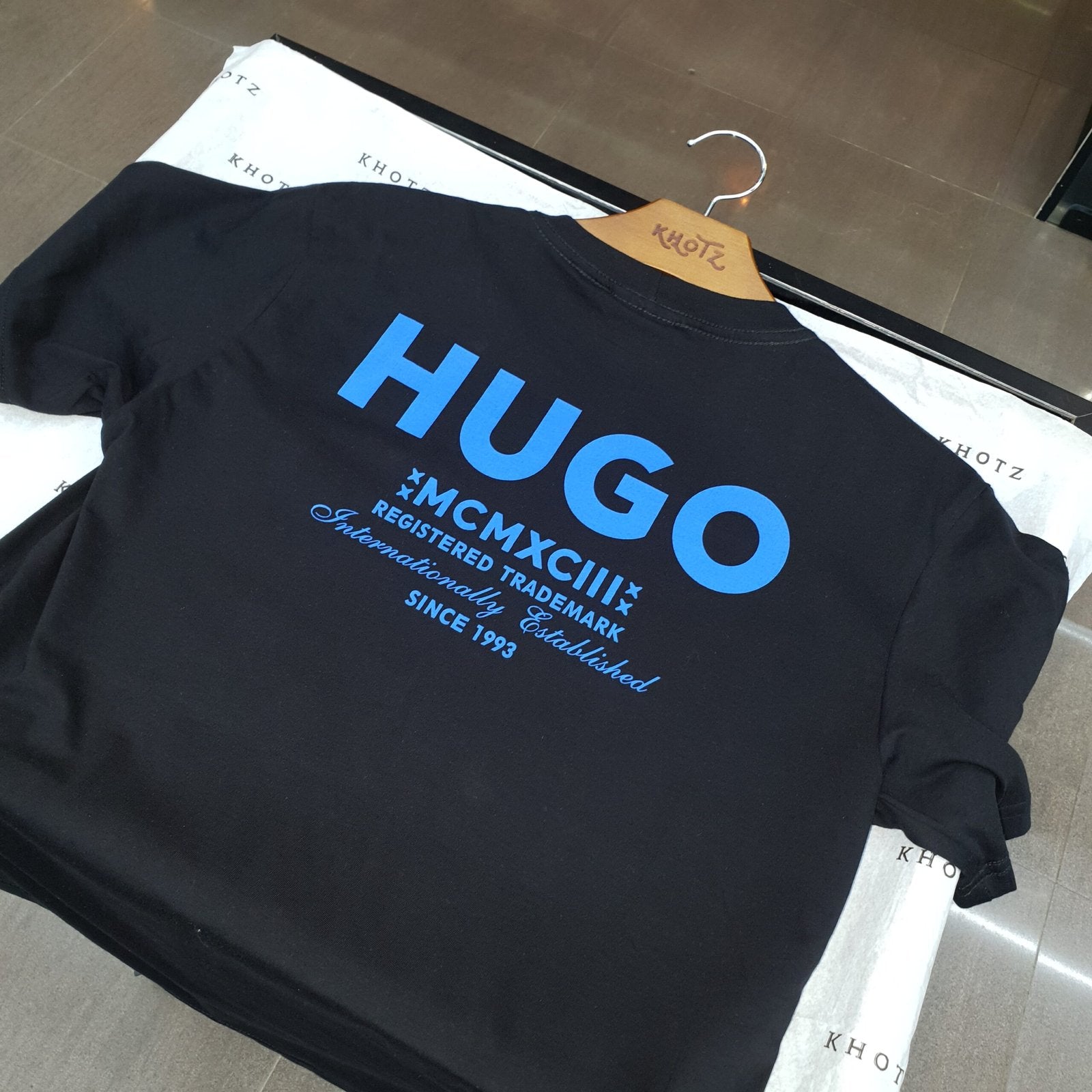Camiseta Básica Hugo Boss Masculina Preta Logo Azul