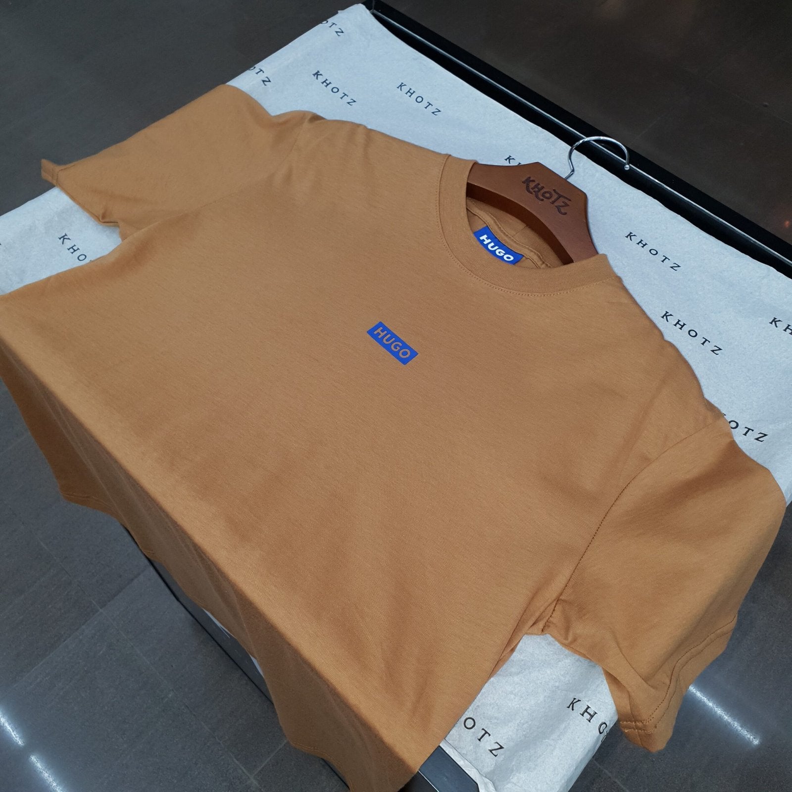 Camiseta Básica Hugo Boss Masculina Marrom Logo Azul