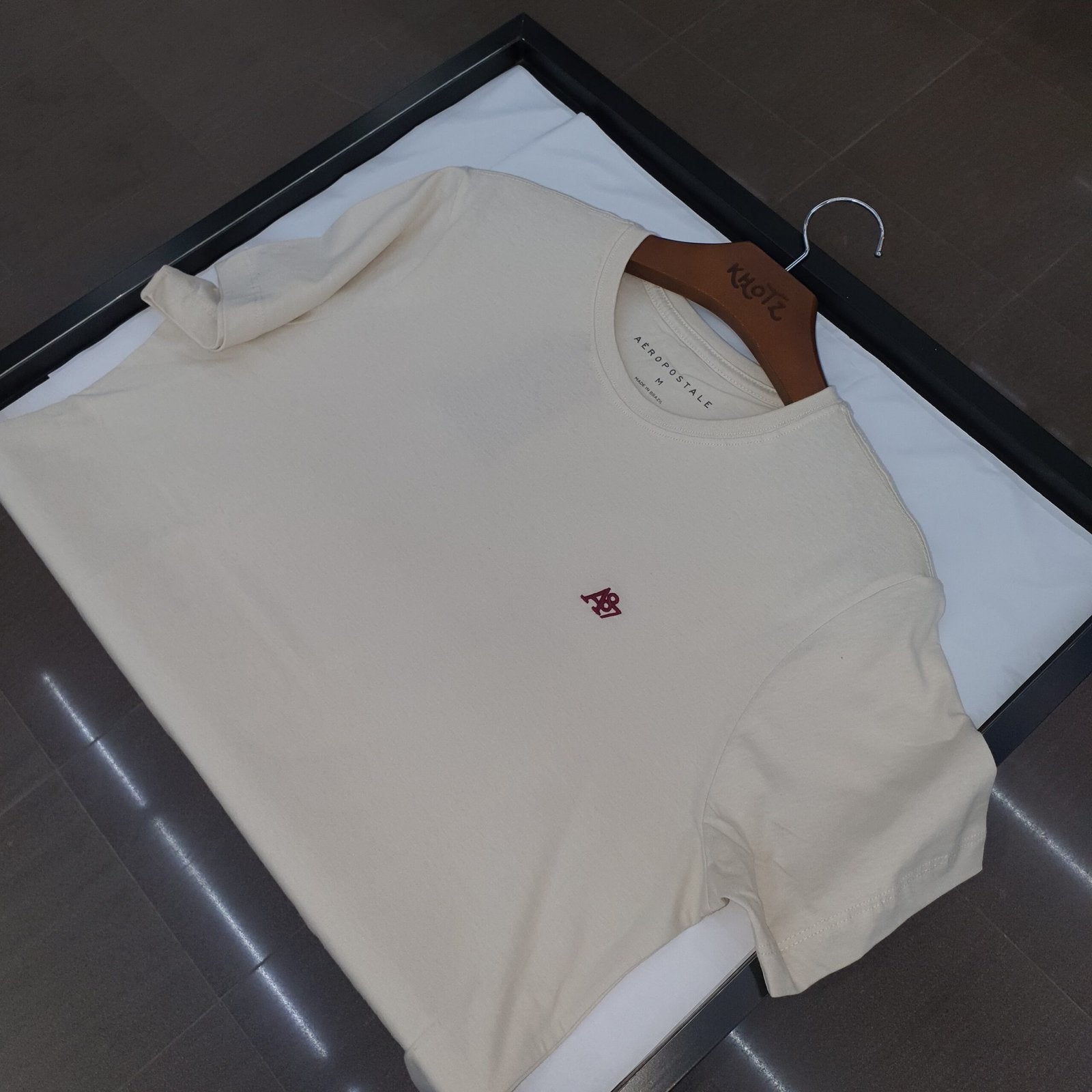 Camiseta Básica Aeropostale Masculina Creme Logo Vermelho