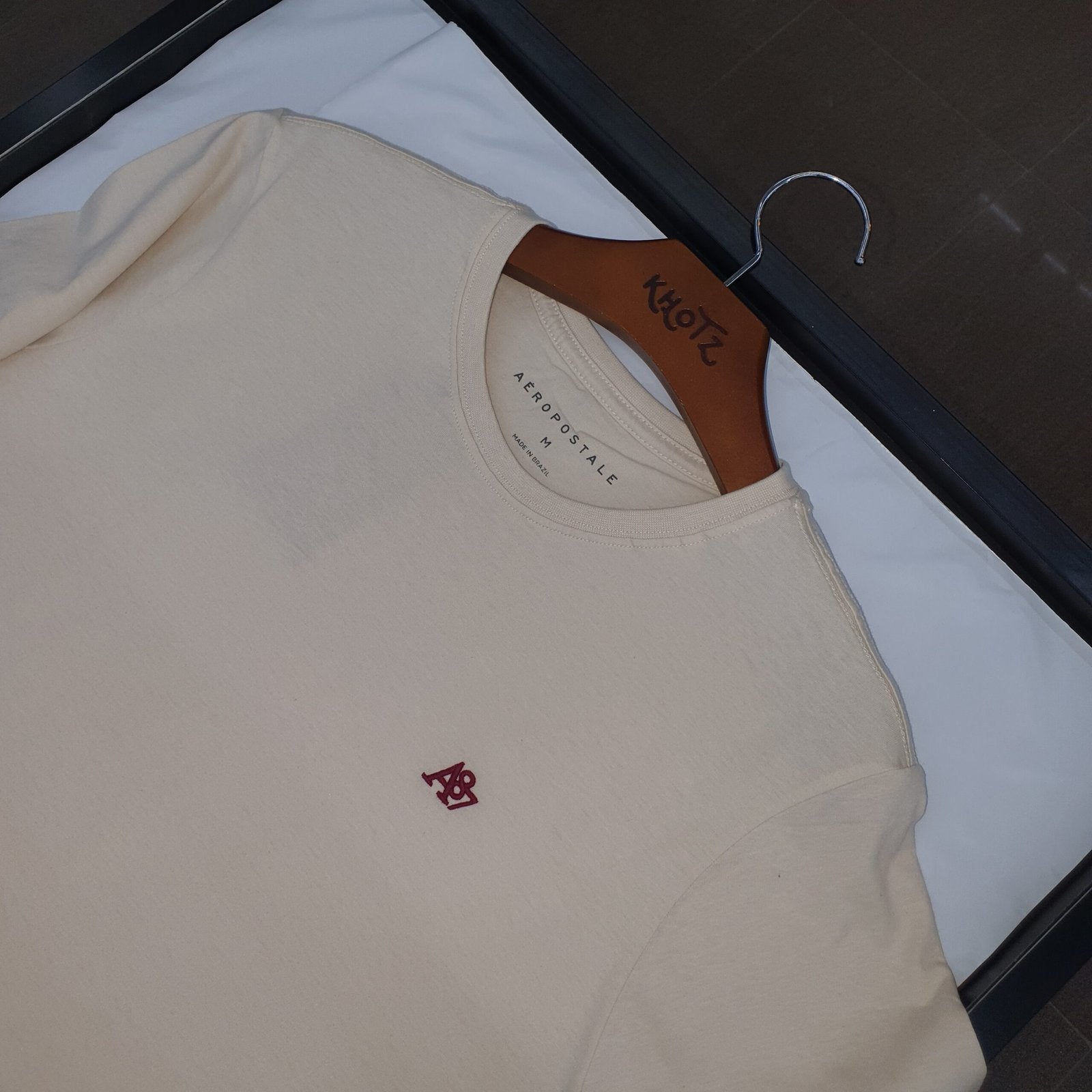 Camiseta Básica Aeropostale Masculina Creme Logo Vermelho