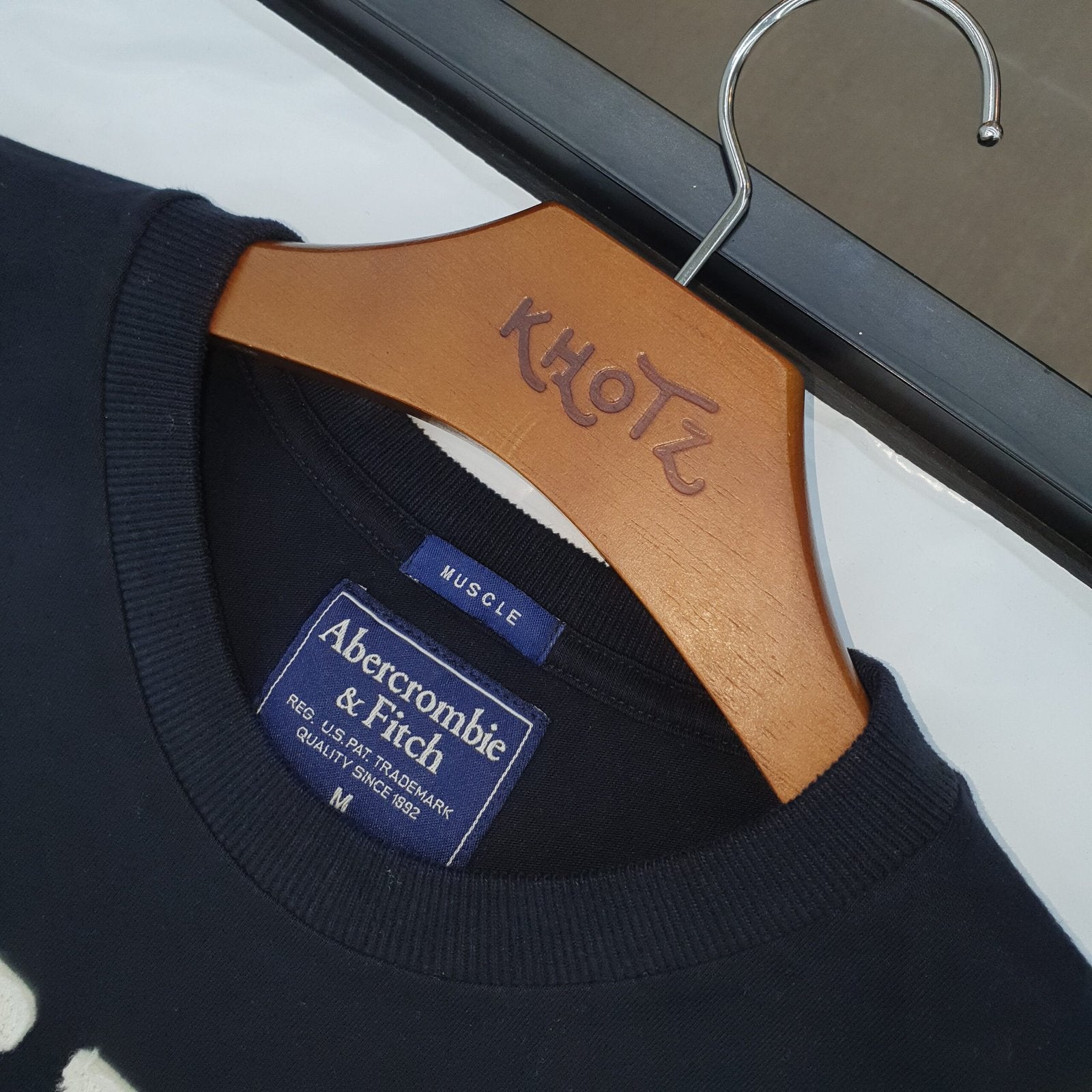 Camiseta Abercrombie Masculina Petróleo Estampa Letreiro