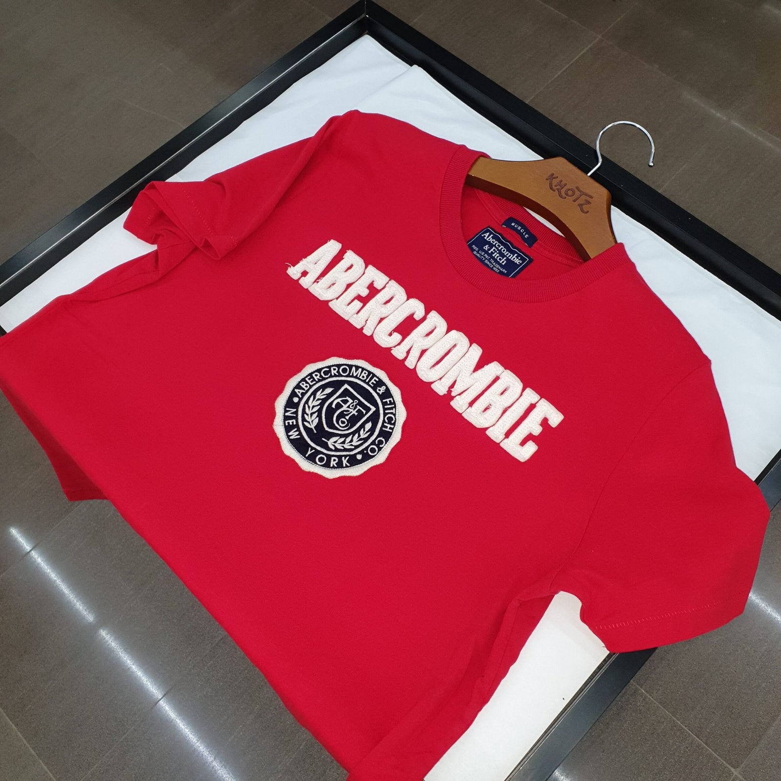 Camiseta Abercrombie Masculina Vermelha Estampa Brasão