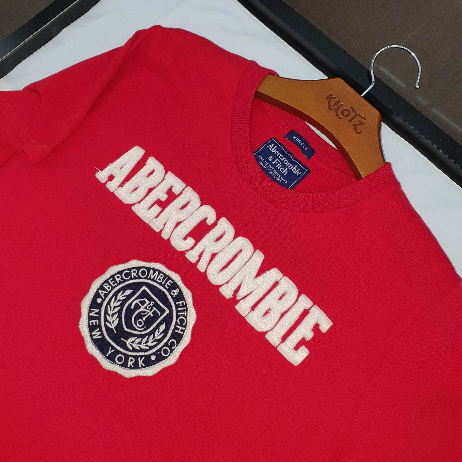 Camiseta Abercrombie Masculina Vermelha Estampa Brasão