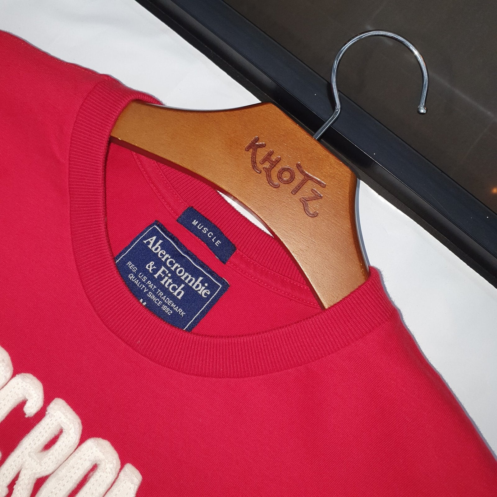 Camiseta Abercrombie Masculina Vermelha Estampa Brasão
