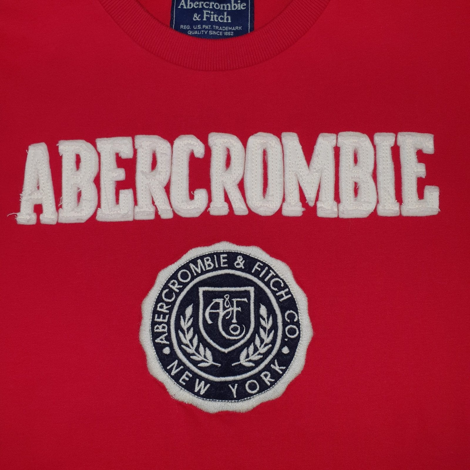 Camiseta Abercrombie Masculina Vermelha Estampa Brasão