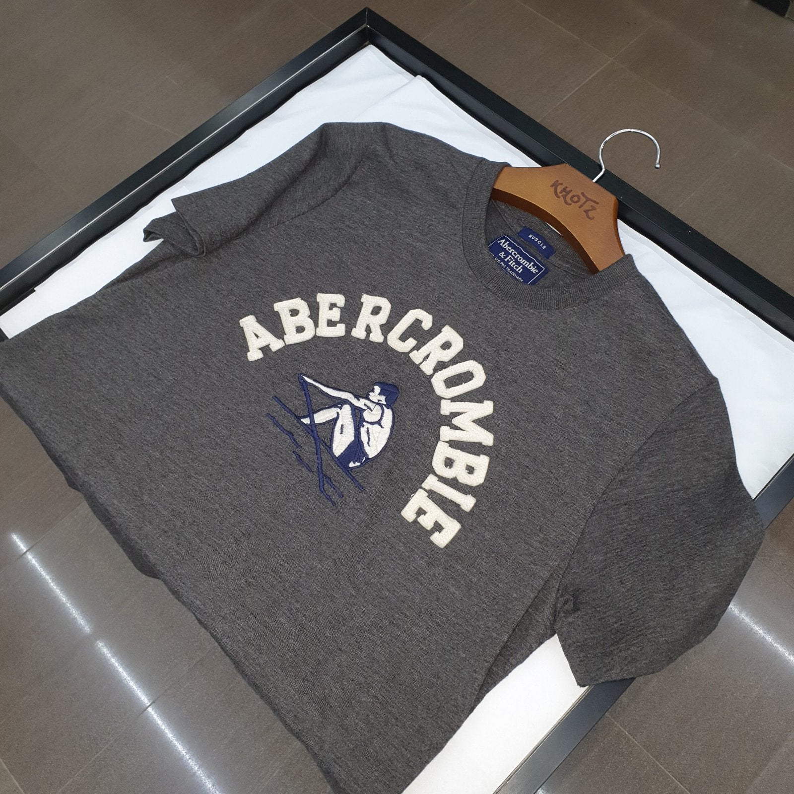 Camiseta Abercrombie Masculina Chumbo Estampa Esportista