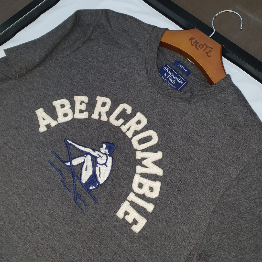 Camiseta Abercrombie Masculina Chumbo Estampa Esportista