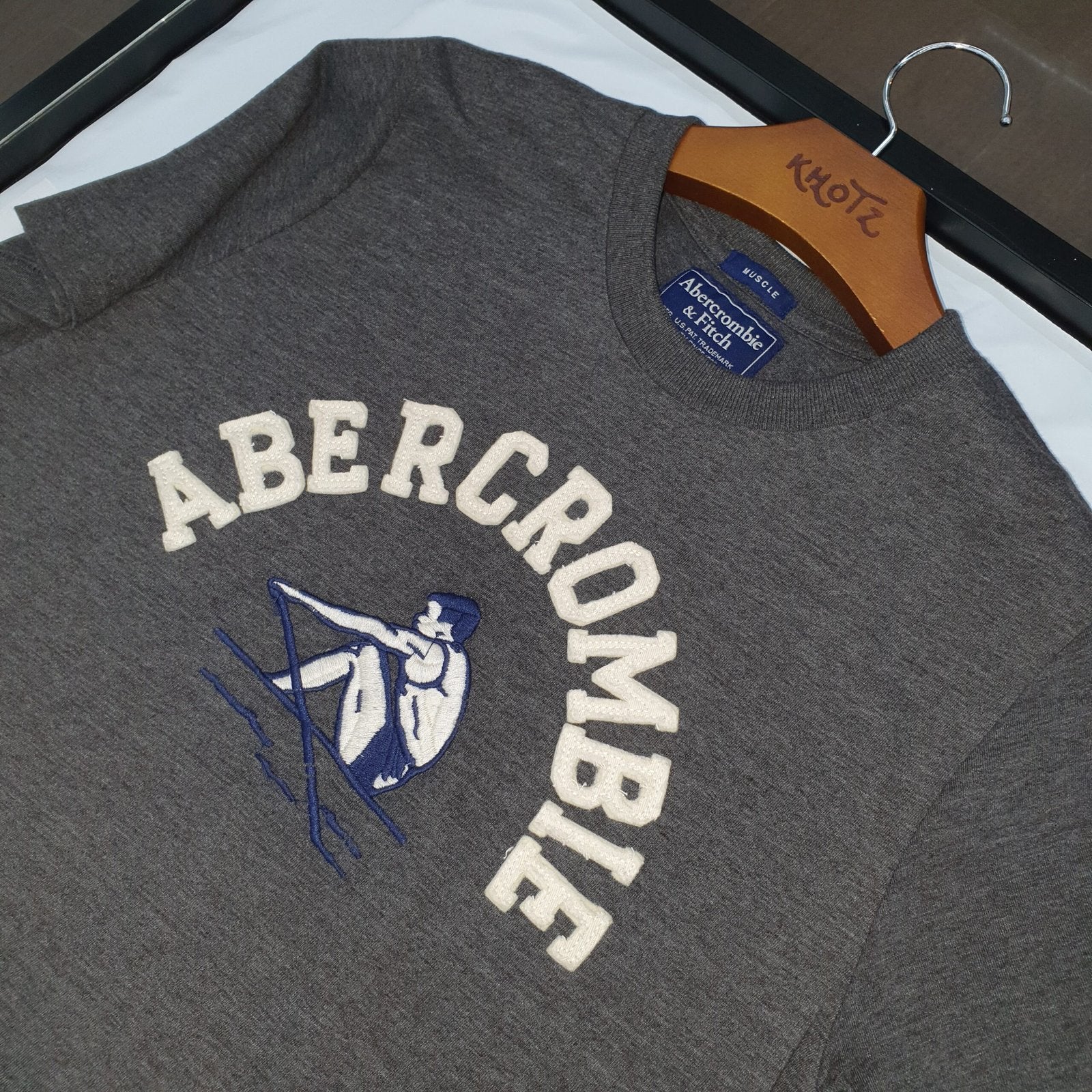 Camiseta Abercrombie Masculina Chumbo Estampa Esportista