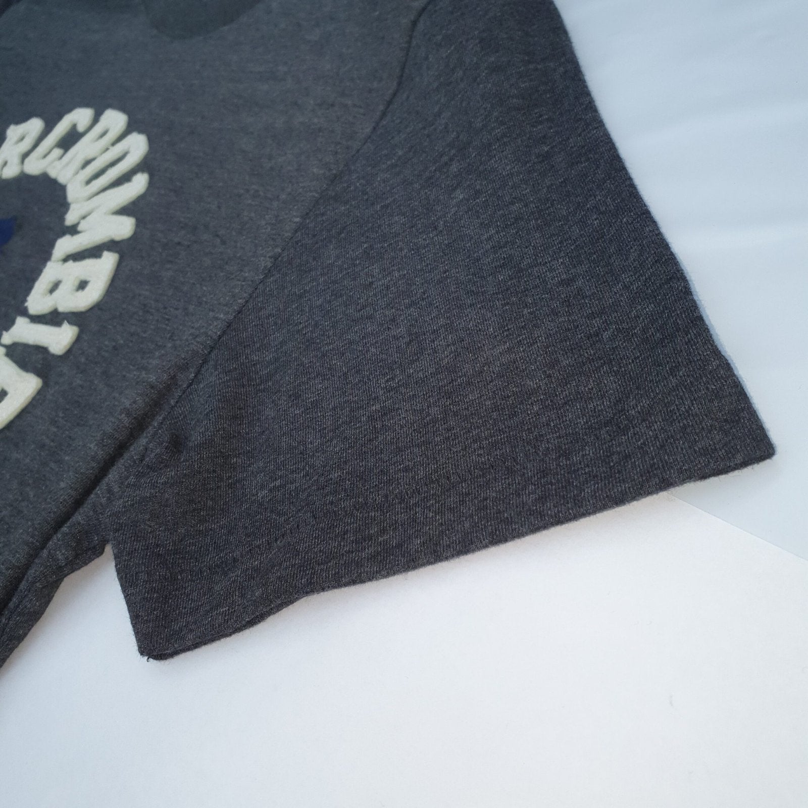 Camiseta Abercrombie Masculina Chumbo Estampa Esportista