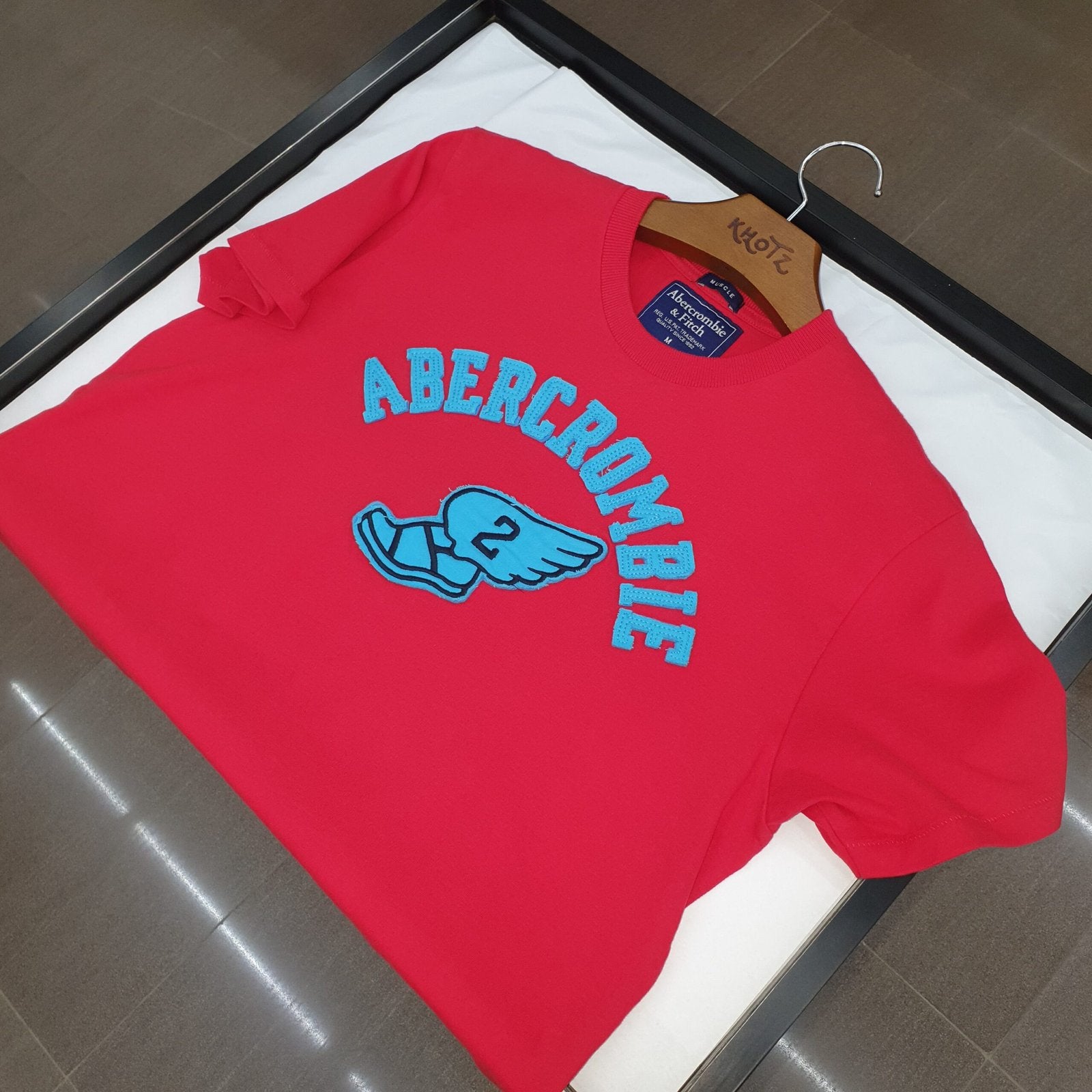 Camiseta Abercrombie Masculina Rosê Estampa Atlética