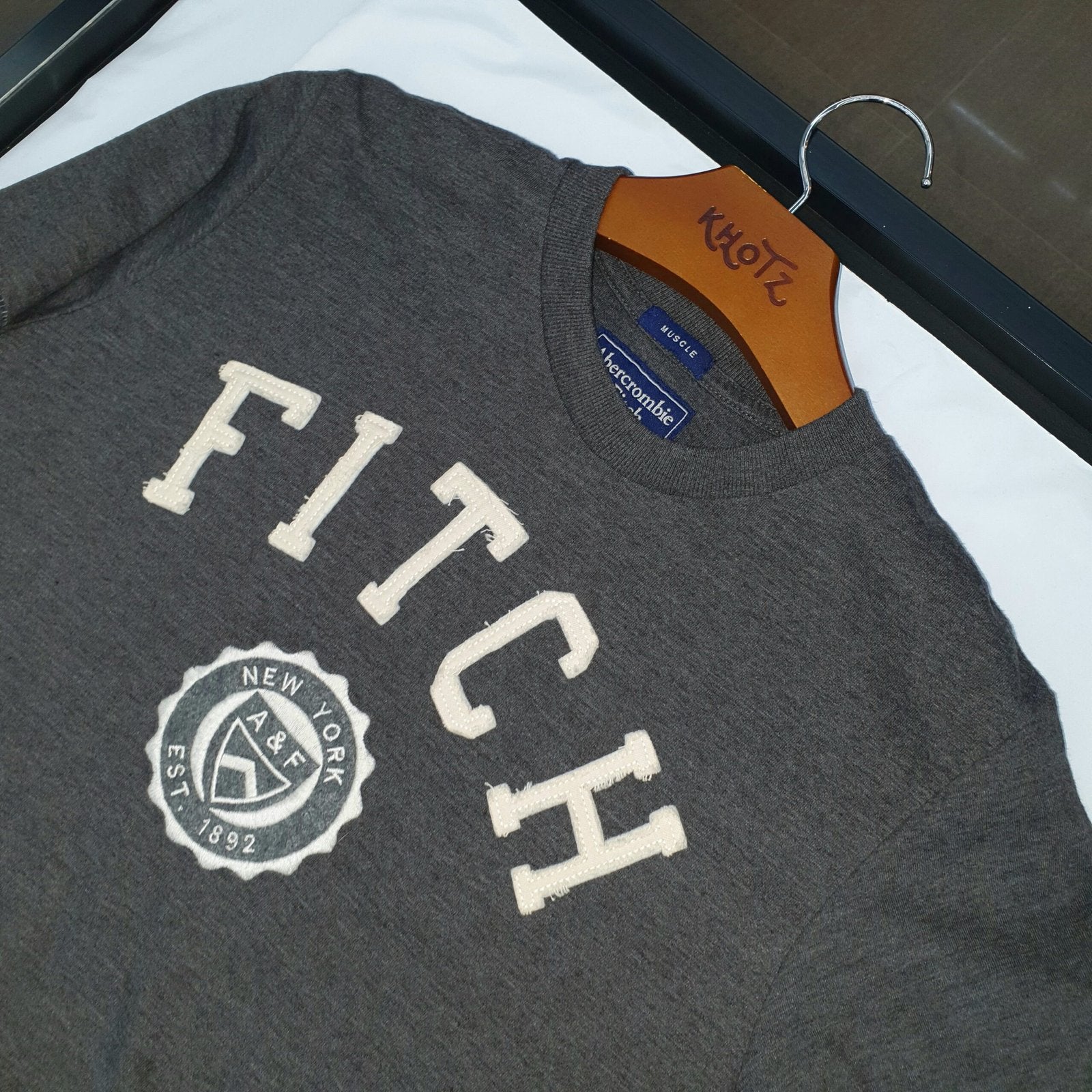 Camiseta Abercrombie Masculina Chumbo Estampa Fitch