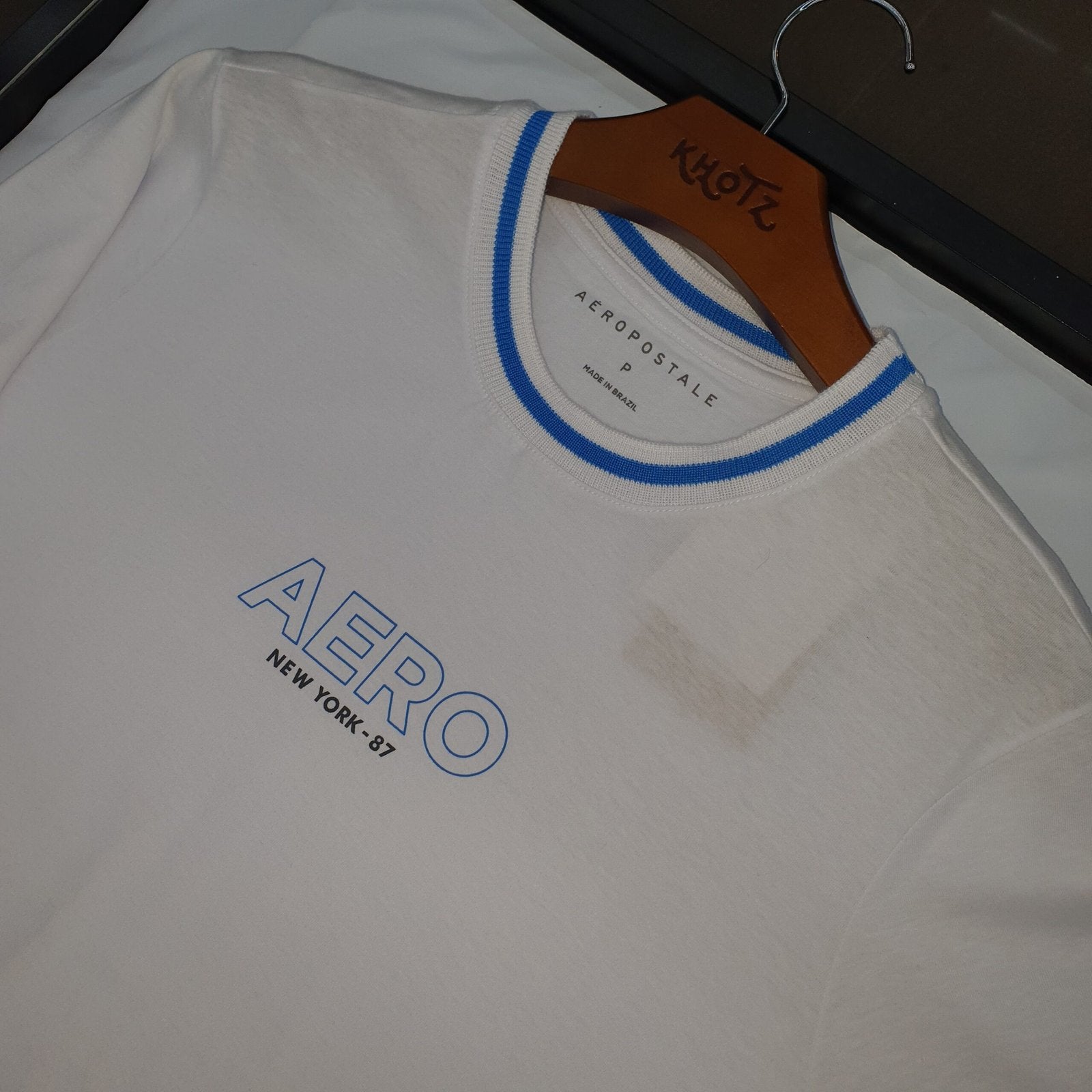 Camiseta Aeropostale Masculina Branca Detalhe na Gola Estampa Clássica