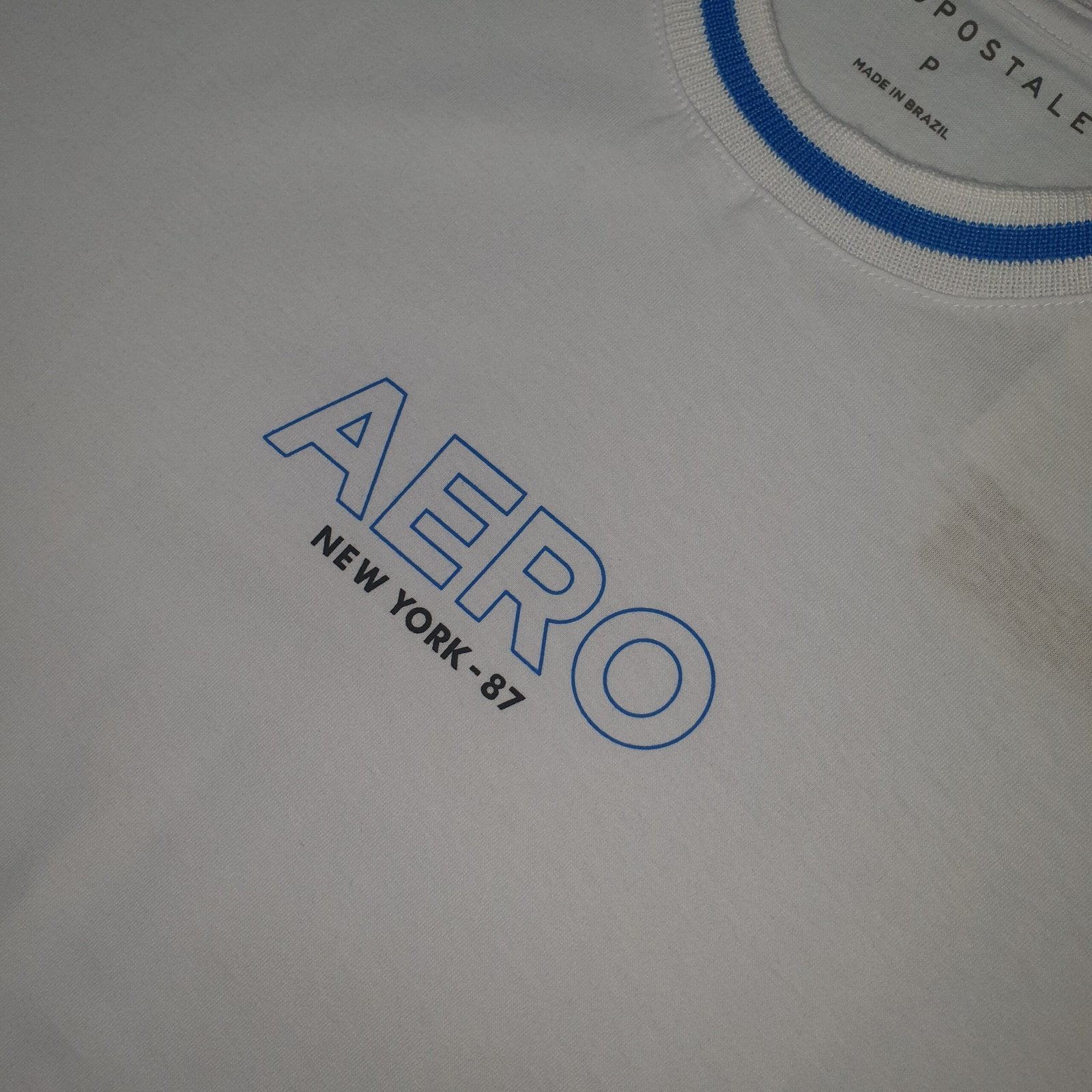 Camiseta Aeropostale Masculina Branca Detalhe na Gola Estampa Clássica