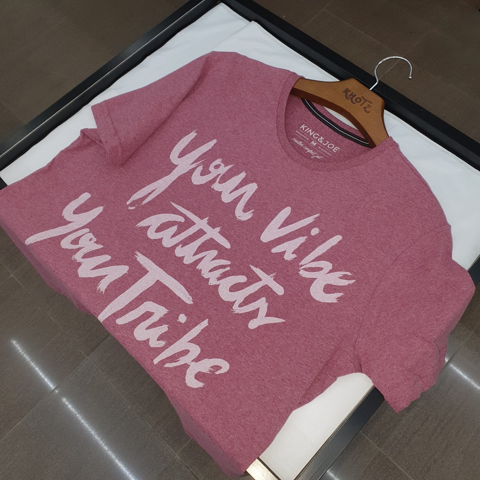 Camiseta Básica King&Joe Masculina cor Vinho Estampa Sua Vibe Atrai Sua Tribo