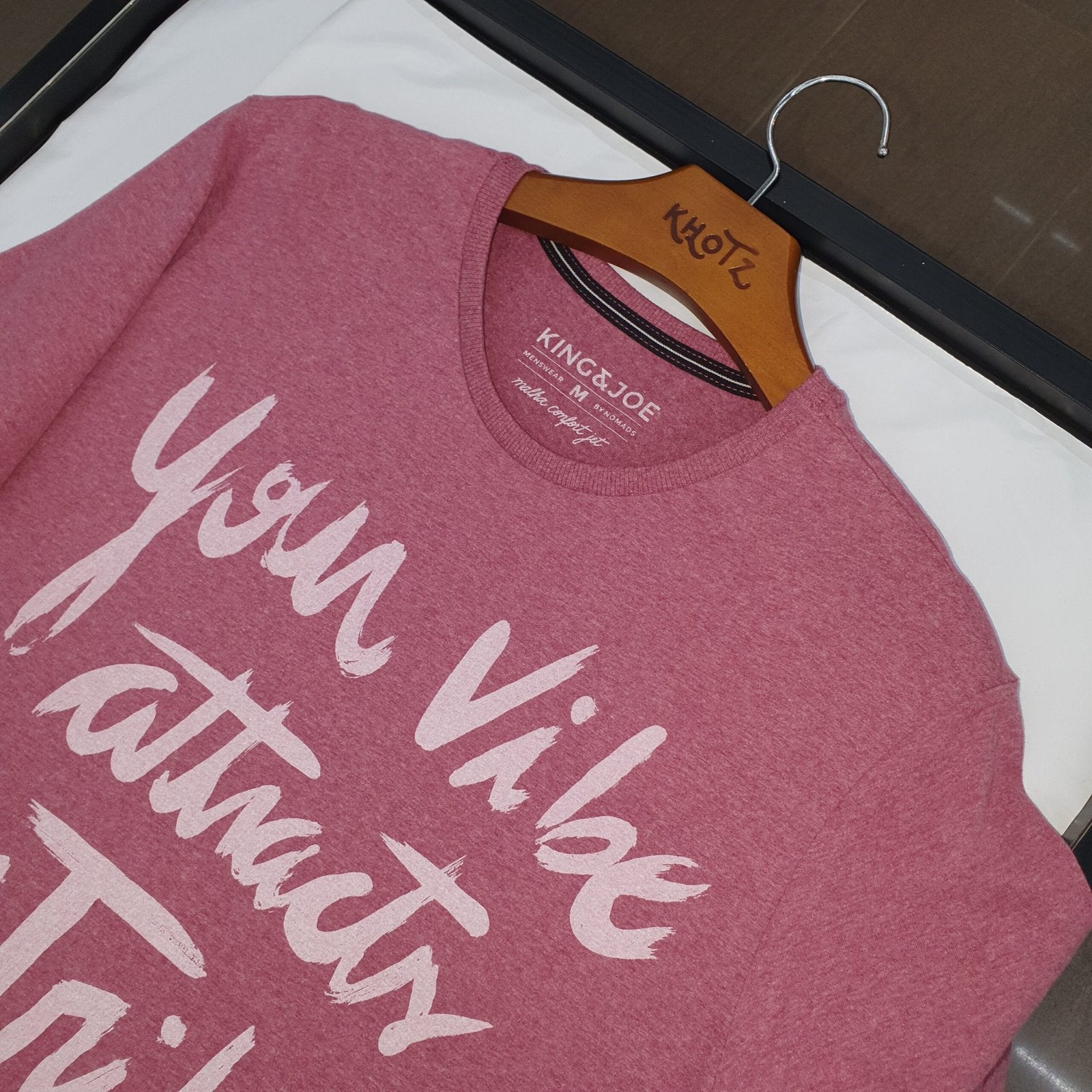 Camiseta Básica King&Joe Masculina cor Vinho Estampa Sua Vibe Atrai Sua Tribo