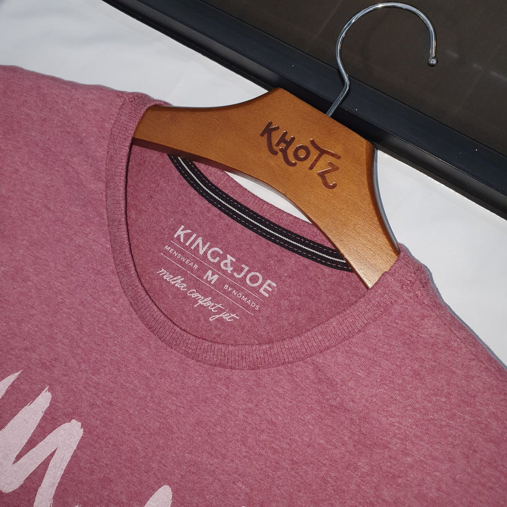 Camiseta Básica King&Joe Masculina cor Vinho Estampa Sua Vibe Atrai Sua Tribo