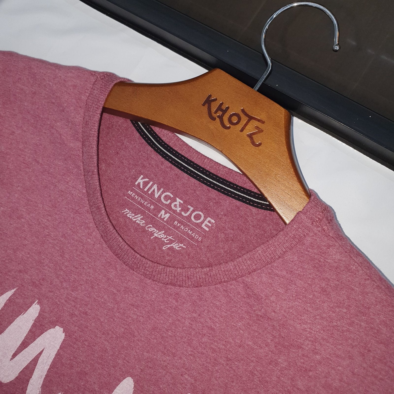 Camiseta Básica King&Joe Masculina cor Vinho Estampa Sua Vibe Atrai Sua Tribo