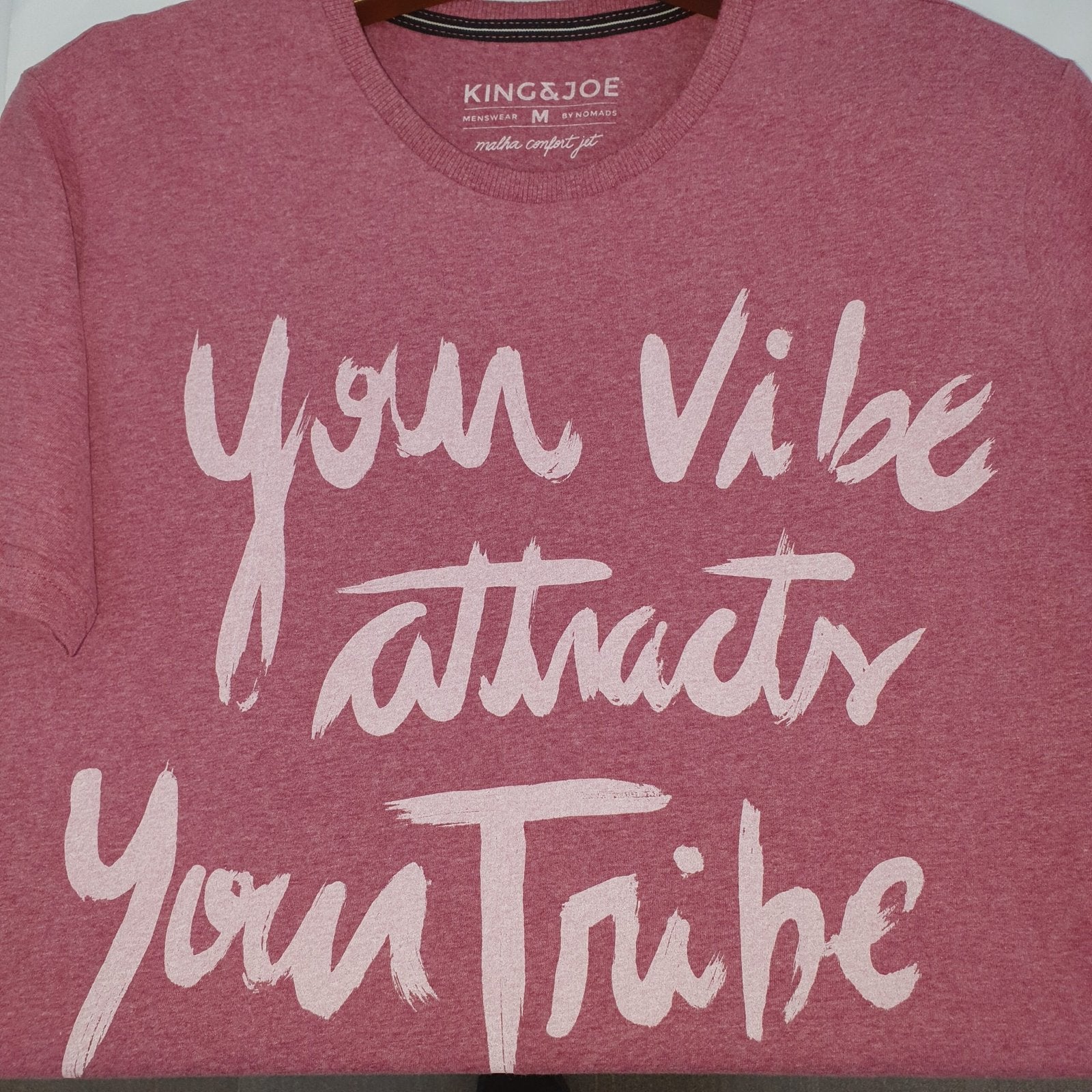 Camiseta Básica King&Joe Masculina cor Vinho Estampa Sua Vibe Atrai Sua Tribo
