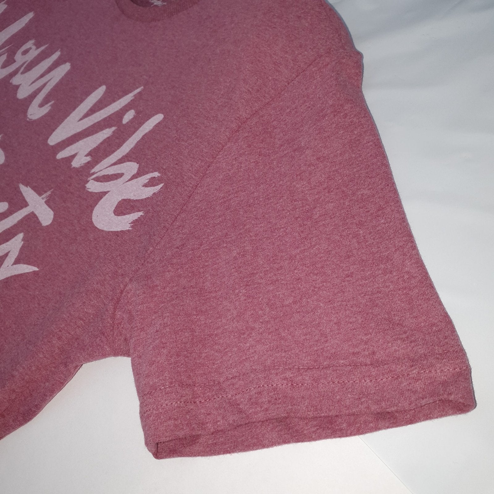 Camiseta Básica King&Joe Masculina cor Vinho Estampa Sua Vibe Atrai Sua Tribo