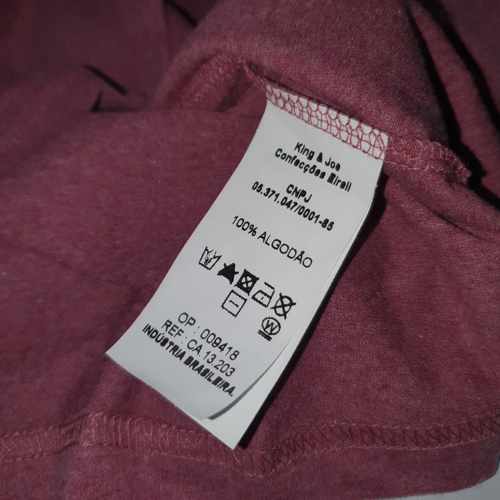 Camiseta Básica King&Joe Masculina cor Vinho Estampa Sua Vibe Atrai Sua Tribo
