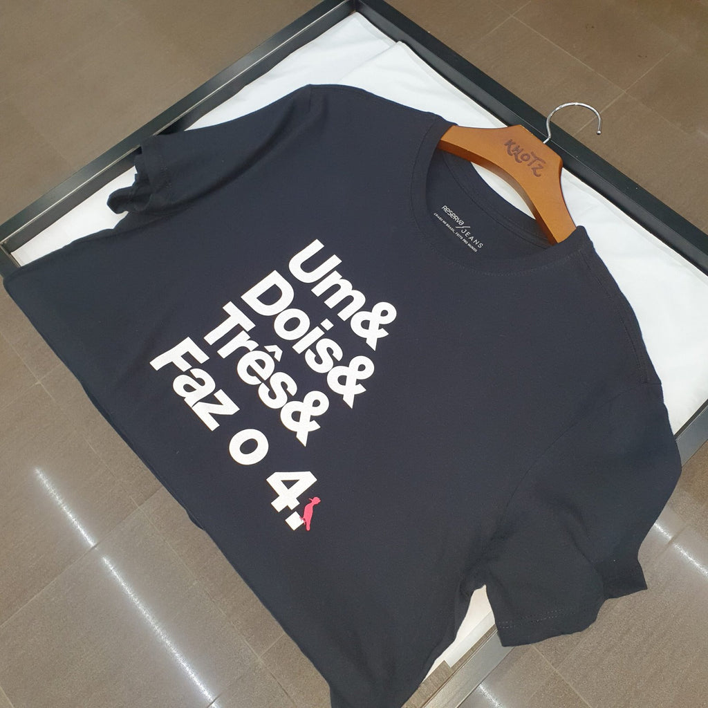 Camiseta Básica Reserva Masculina Preta Estampa Faz o 4