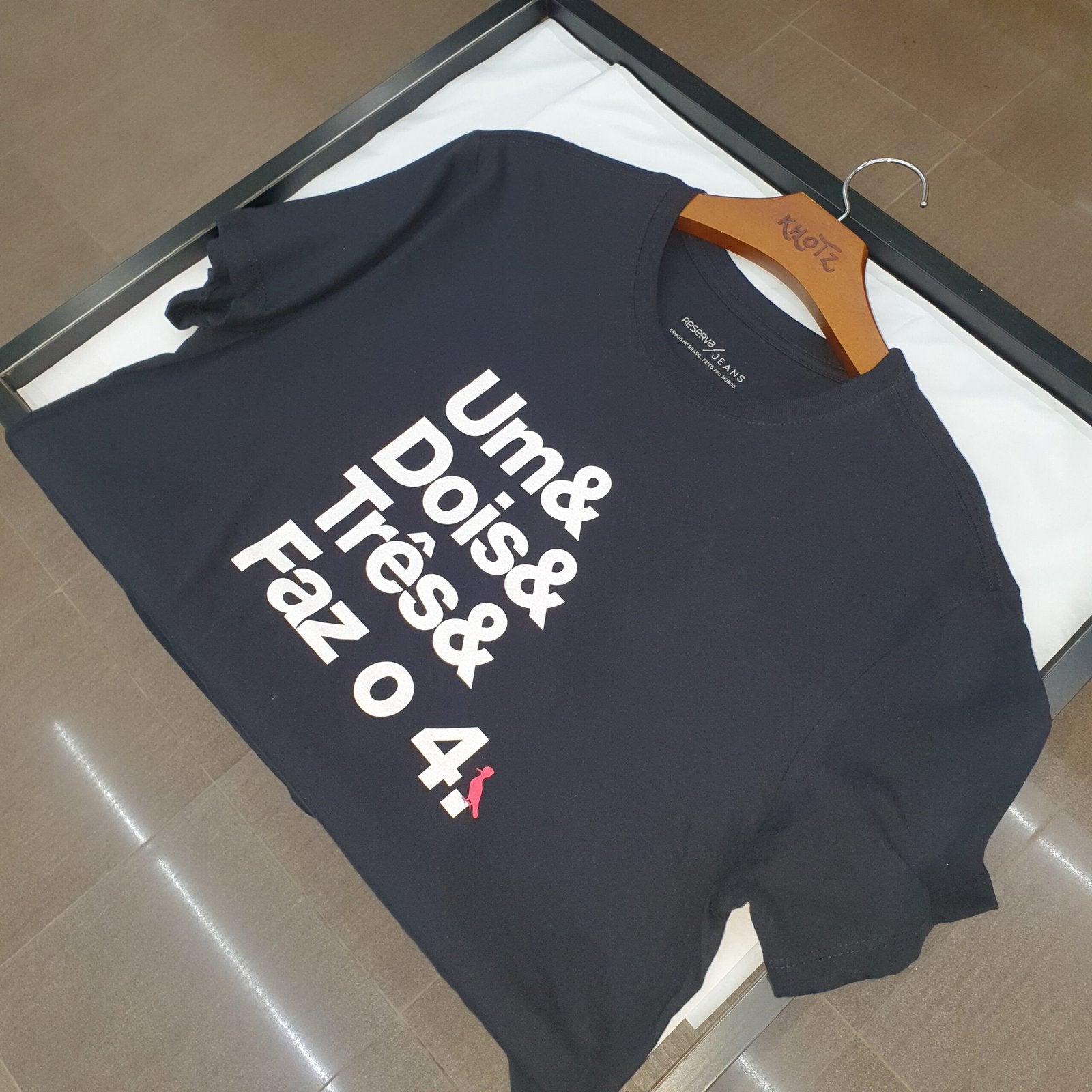 Camiseta Básica Reserva Masculina Preta Estampa Faz o 4