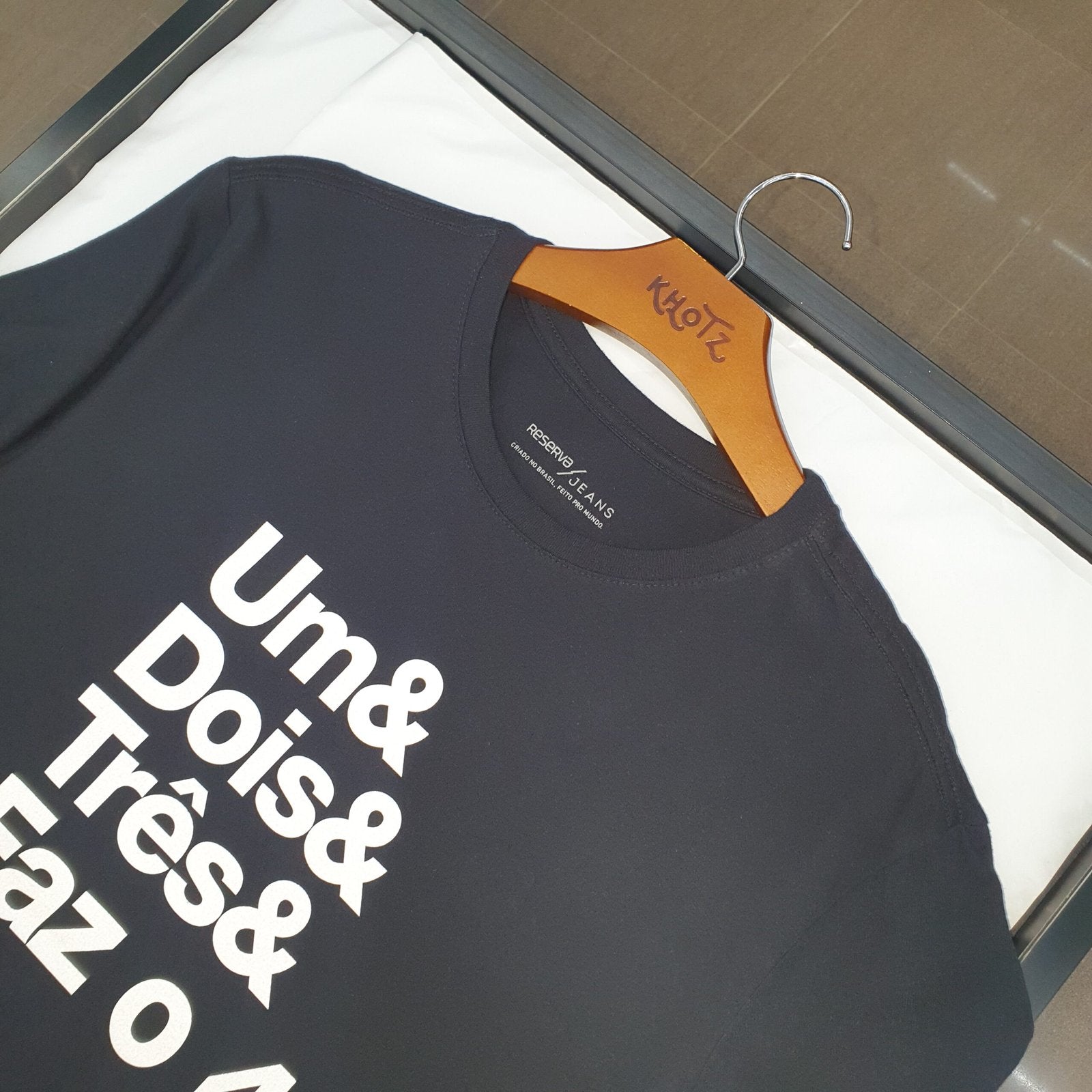 Camiseta Básica Reserva Masculina Preta Estampa Faz o 4