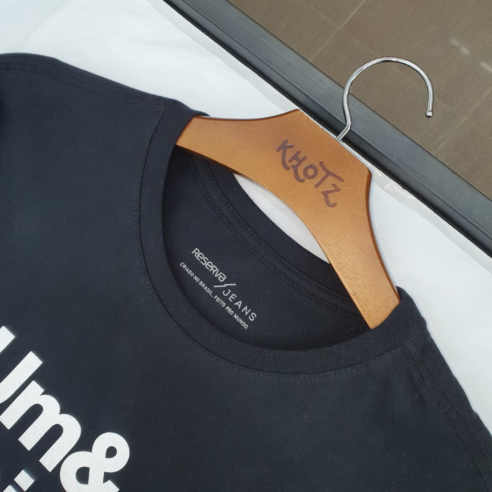 Camiseta Básica Reserva Masculina Preta Estampa Faz o 4