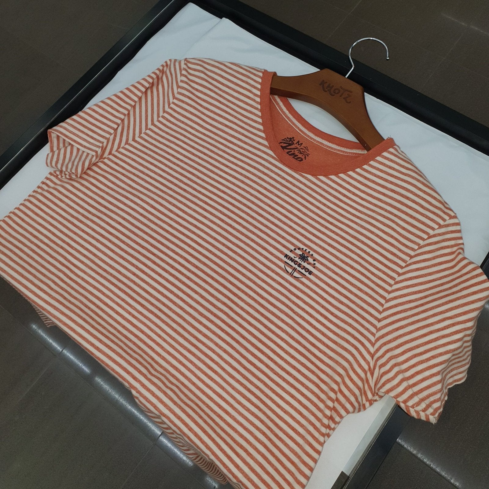 Camiseta Básica King&Joe Masculina cor Telha Estampa Listras Tropicais