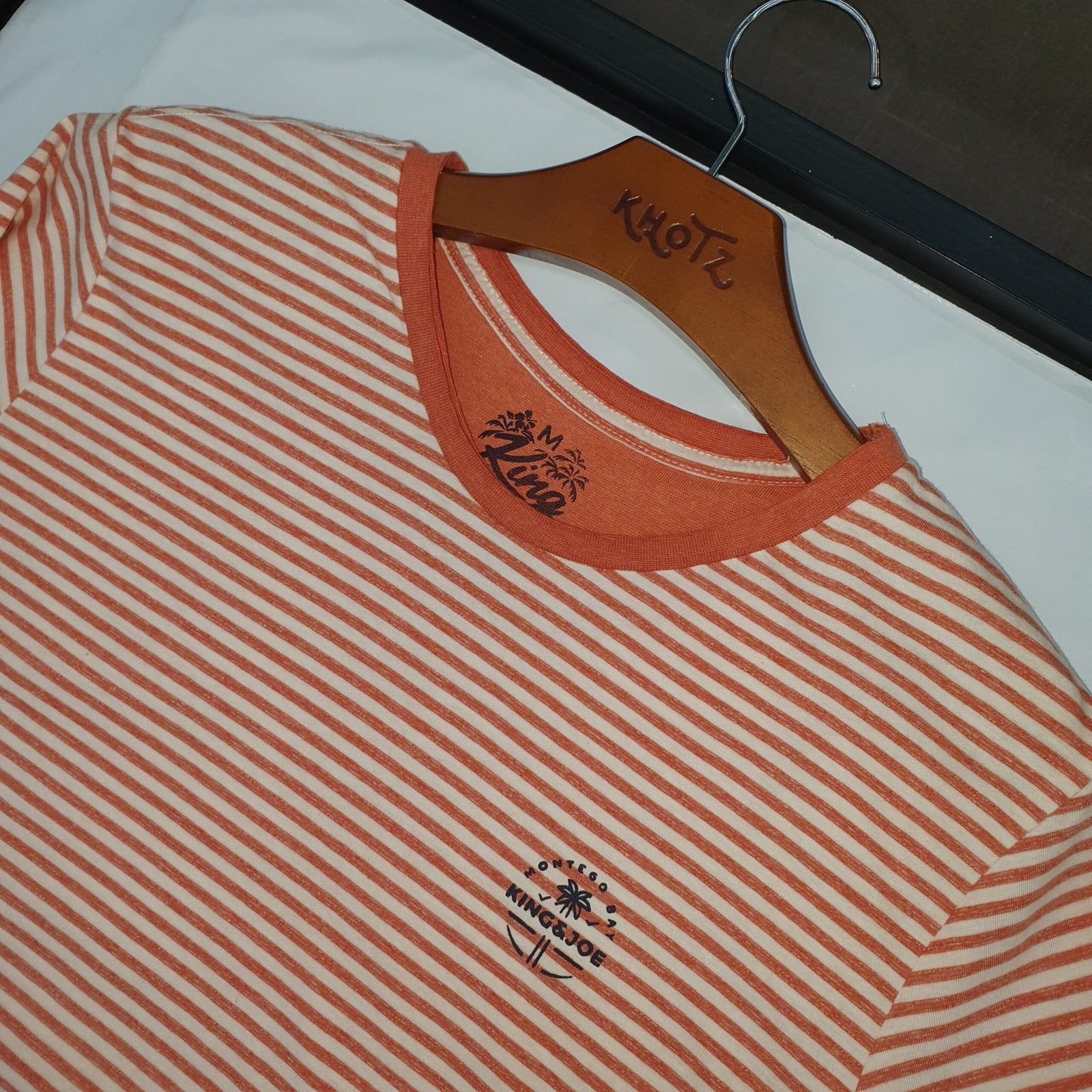 Camiseta Básica King&Joe Masculina cor Telha Estampa Listras Tropicais