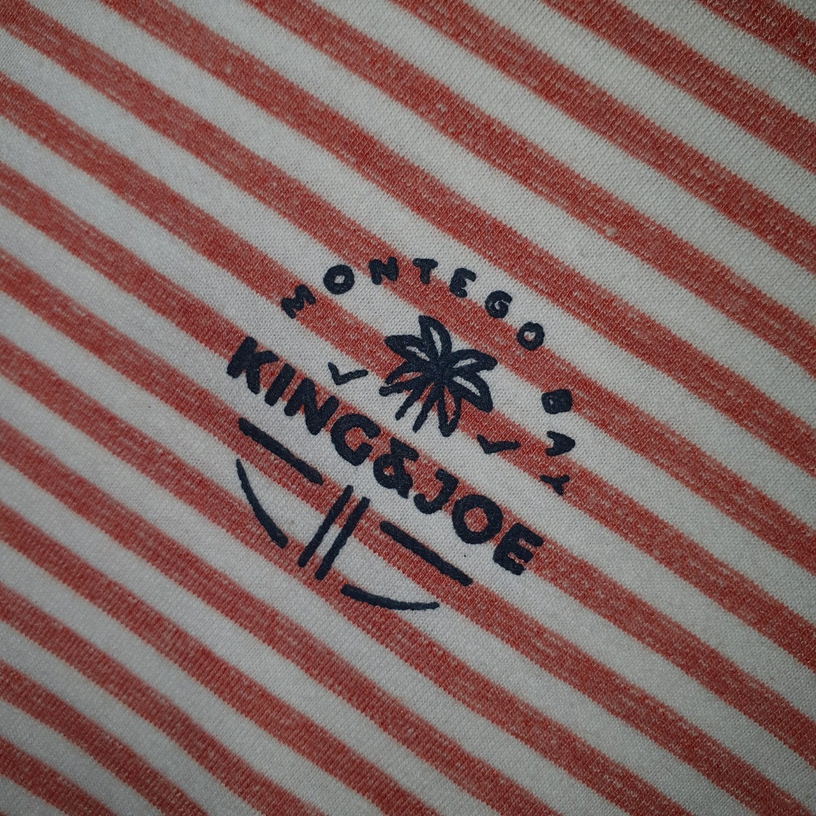 Camiseta Básica King&Joe Masculina cor Telha Estampa Listras Tropicais