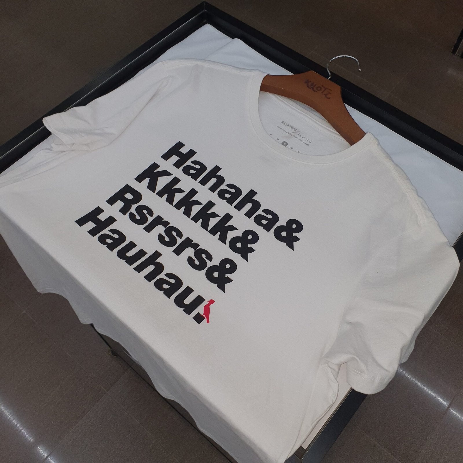 Camiseta Básica Reserva Masculina Branca Estampa Risos