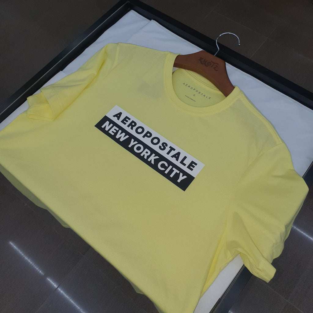 Camiseta Aeropostale Masculina Amarela Estampa Letreiro Branco e Preto