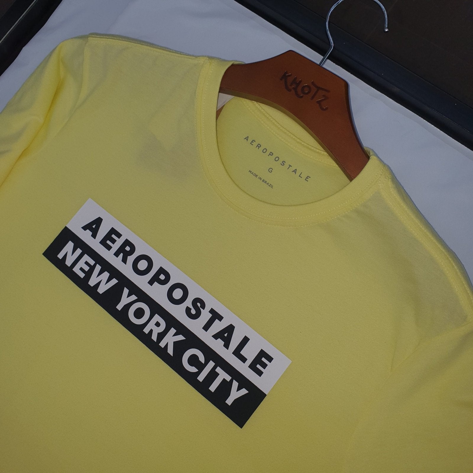 Camiseta Aeropostale Masculina Amarela Estampa Letreiro Branco e Preto