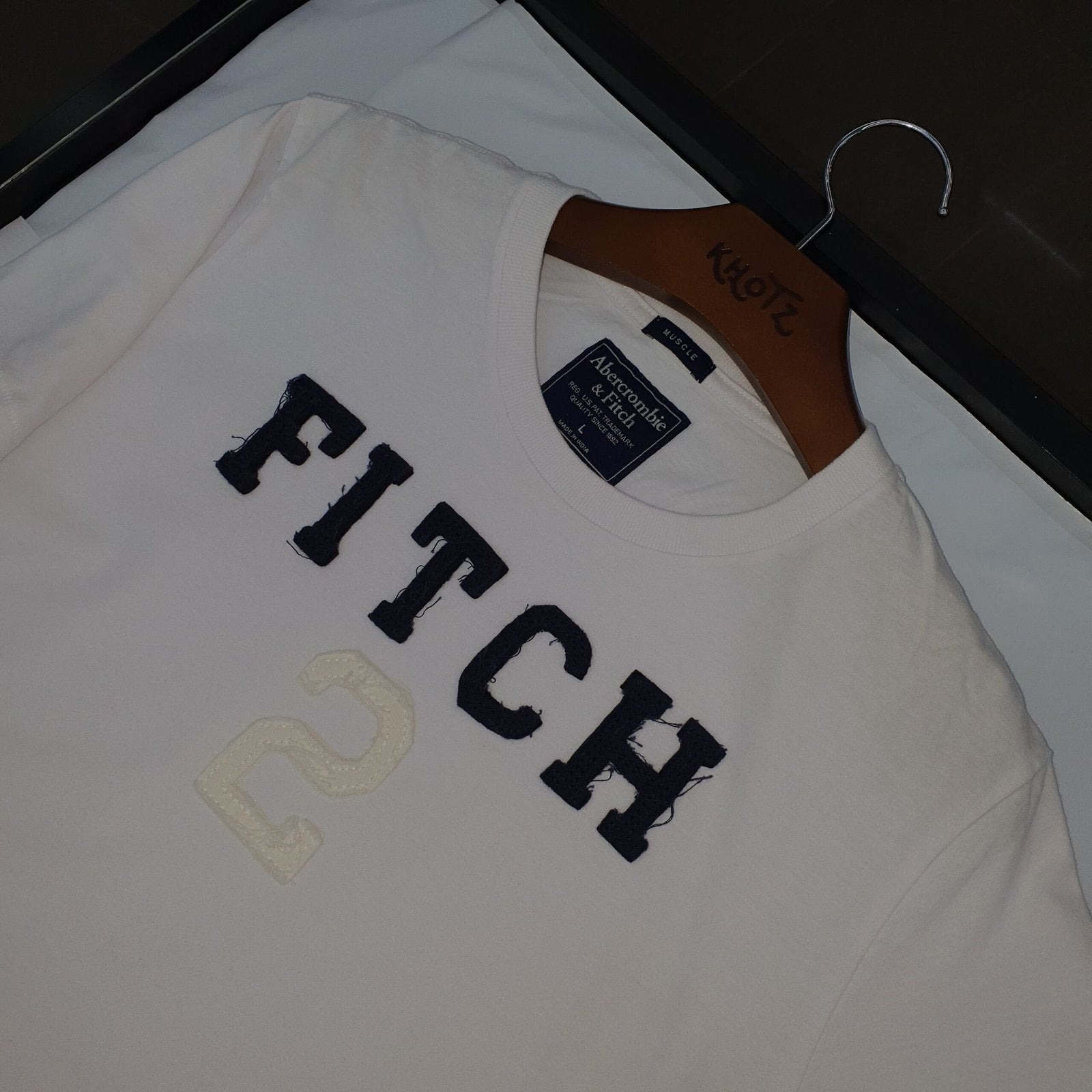 Camiseta Abercrombie Masculina Branca Estampa Fitch Preto