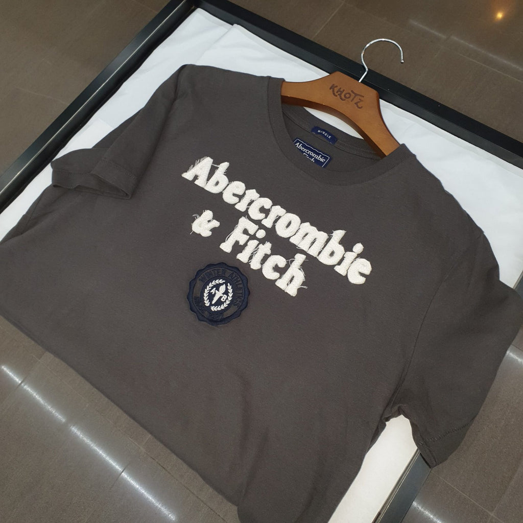 Camiseta Abercrombie Masculina Cinzenta Estampa Tocha Atlética