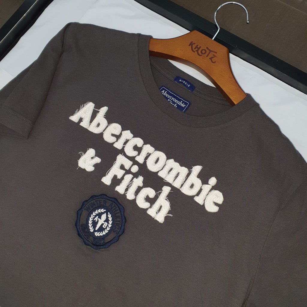 Camiseta Abercrombie Masculina Cinzenta Estampa Tocha Atlética