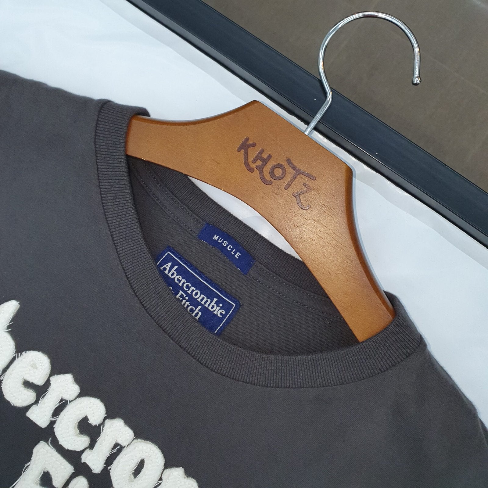 Camiseta Abercrombie Masculina Cinzenta Estampa Tocha Atlética