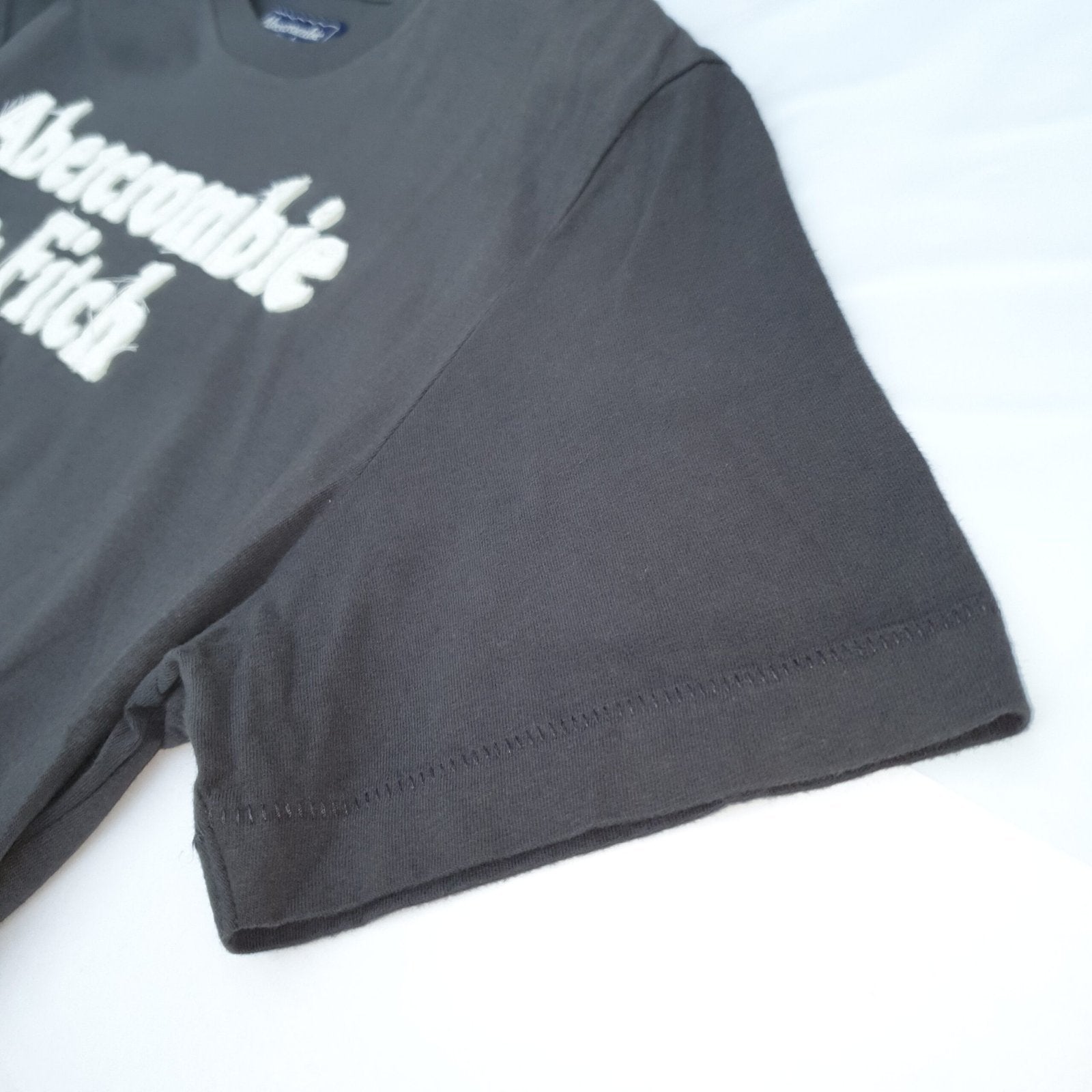 Camiseta Abercrombie Masculina Cinzenta Estampa Tocha Atlética