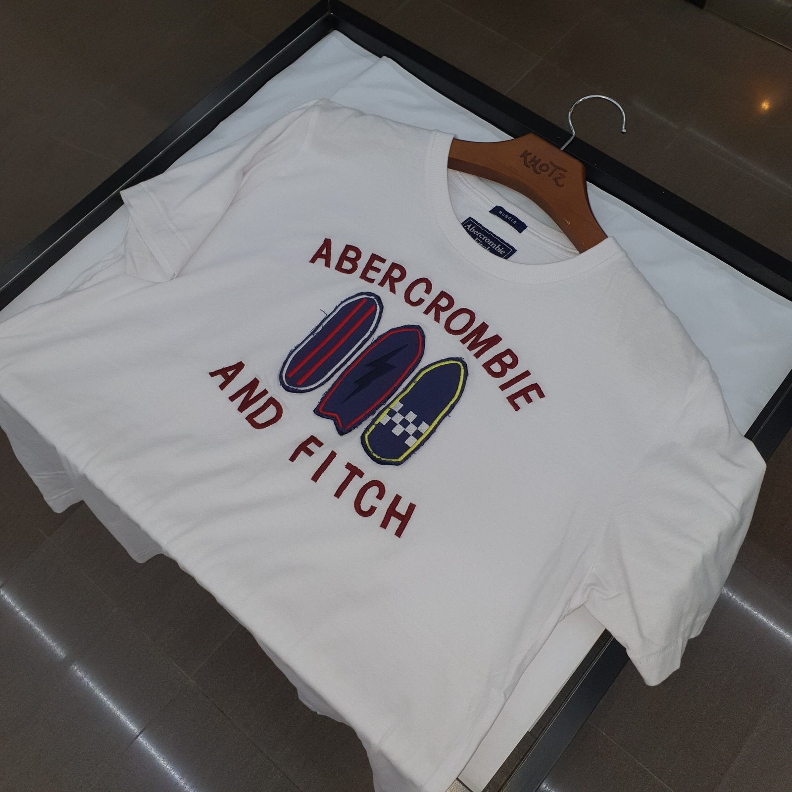 Camiseta Abercrombie Masculina Branca Estampa Pranchas