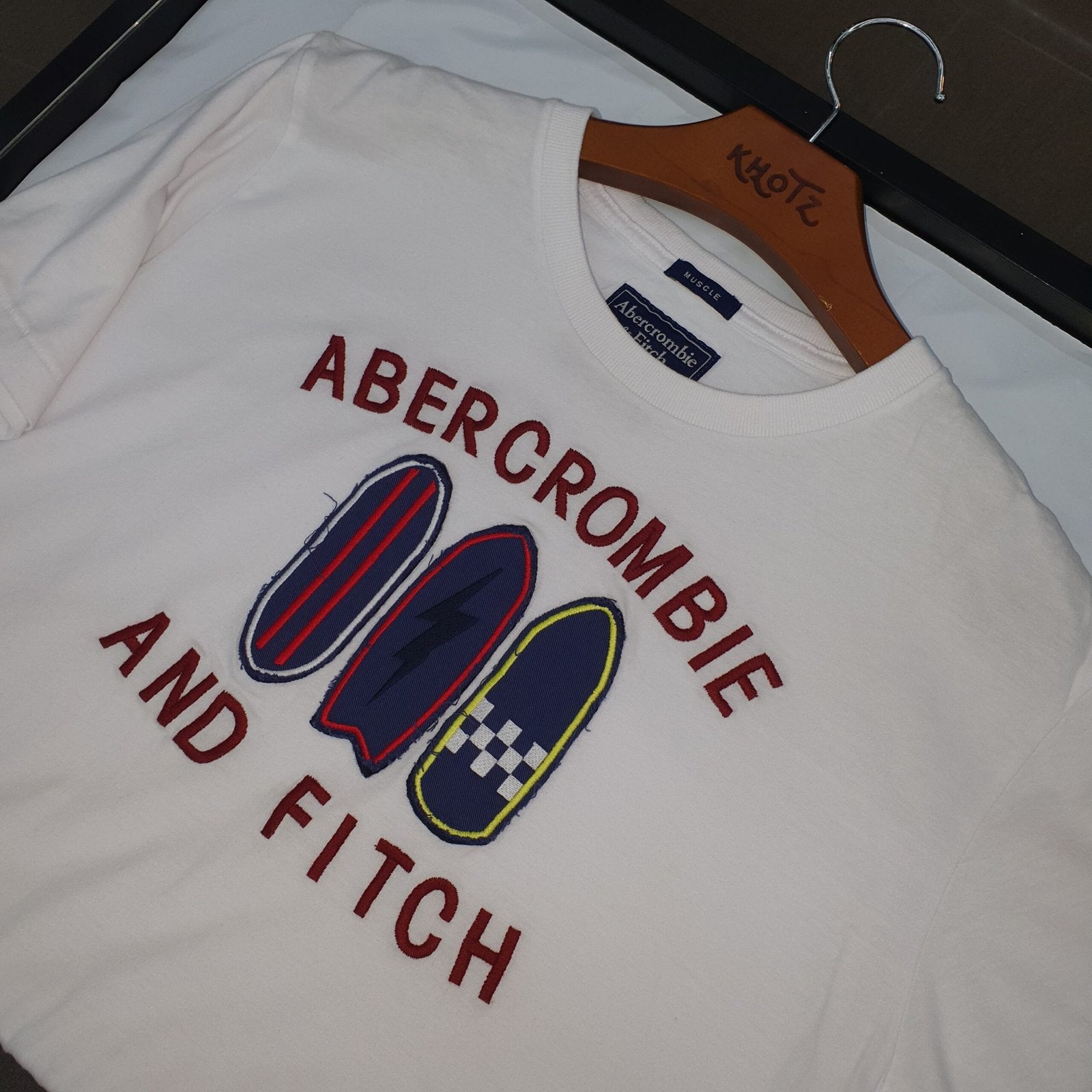 Camiseta Abercrombie Masculina Branca Estampa Pranchas
