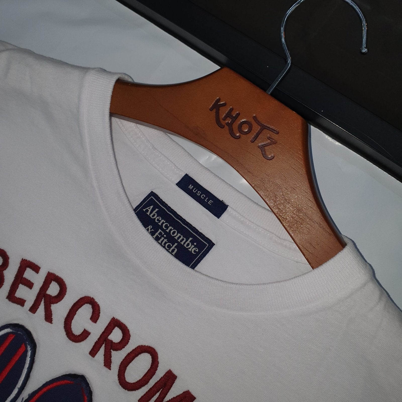 Camiseta Abercrombie Masculina Branca Estampa Pranchas
