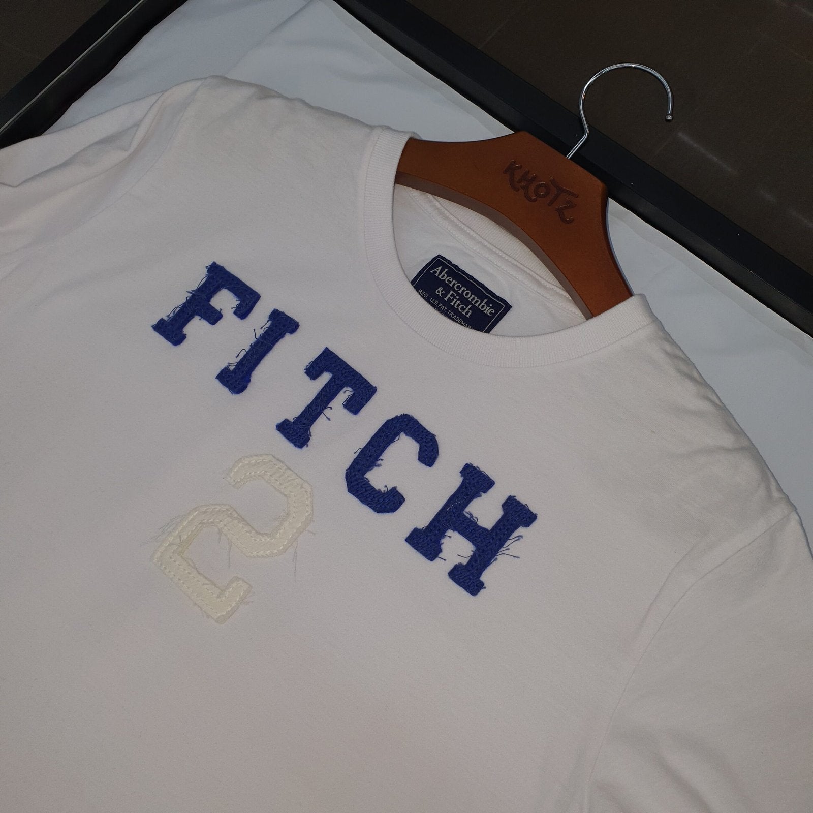 Camiseta Abercrombie Masculina Branca Estampa Fitch Azul