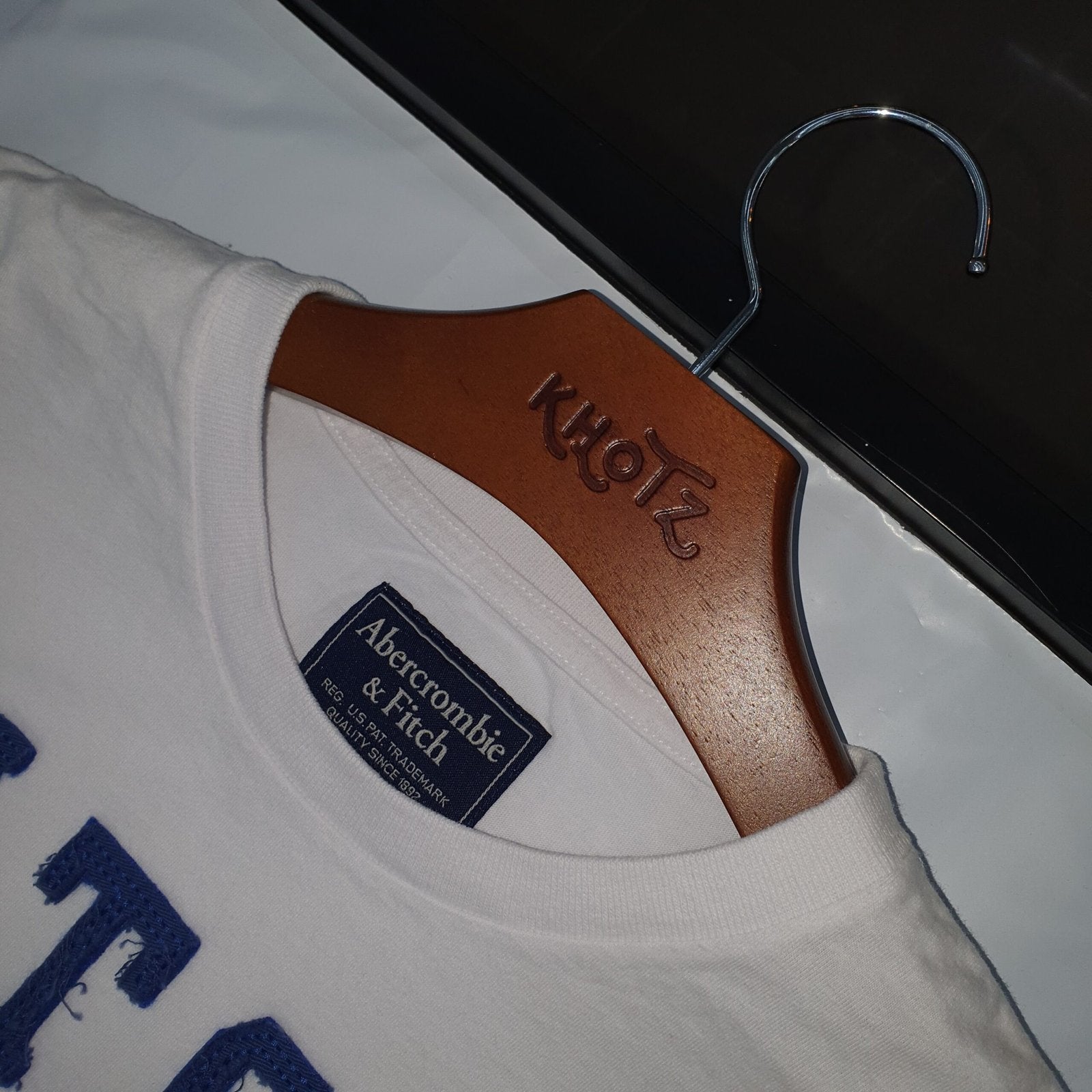 Camiseta Abercrombie Masculina Branca Estampa Fitch Azul