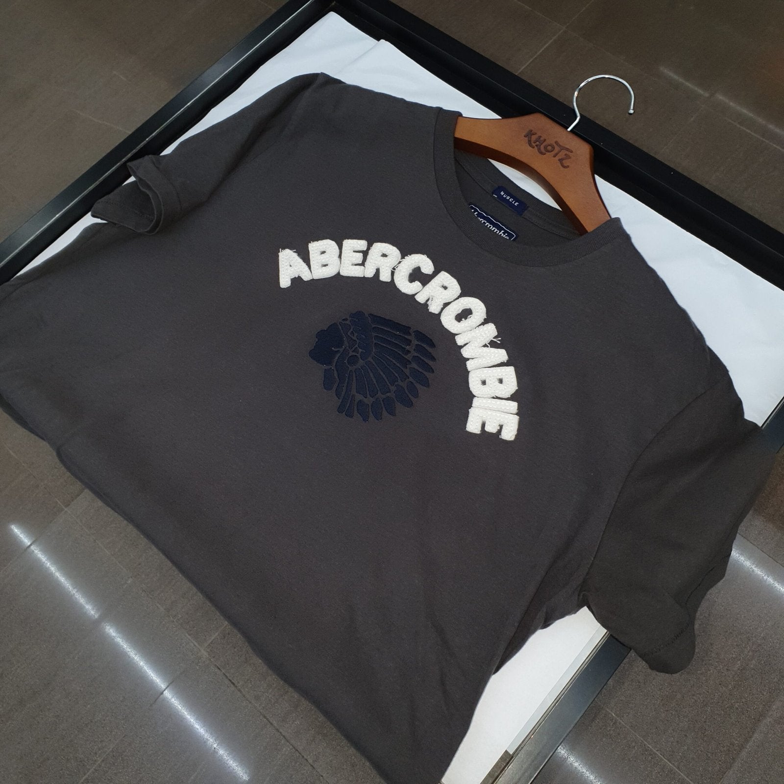 Camiseta Abercrombie Masculina Chumbo Estampa Índio cor Petróleo
