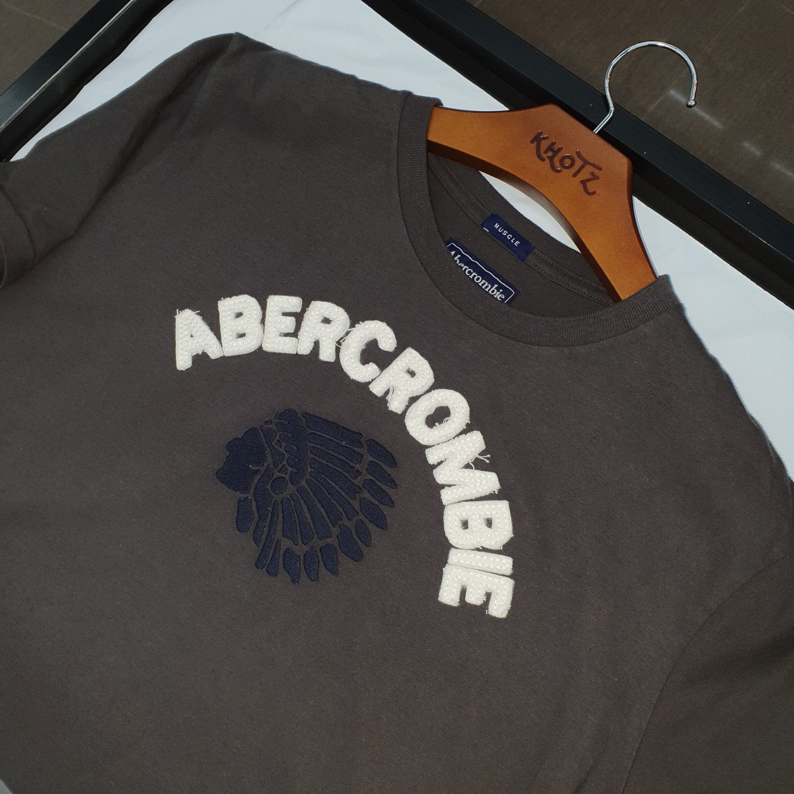Camiseta Abercrombie Masculina Chumbo Estampa Índio cor Petróleo