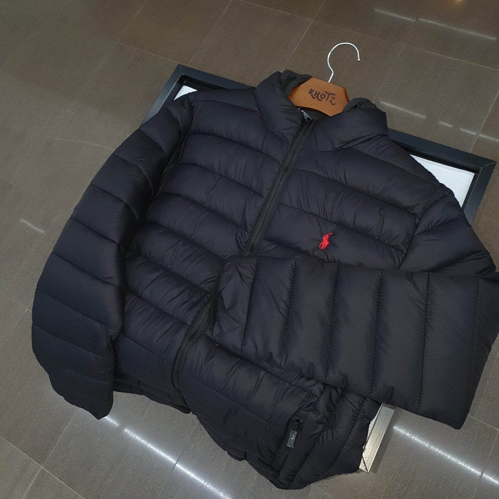 Jaqueta Puffer Ralph Lauren Capuz retirável Preta com Pony Vermelho