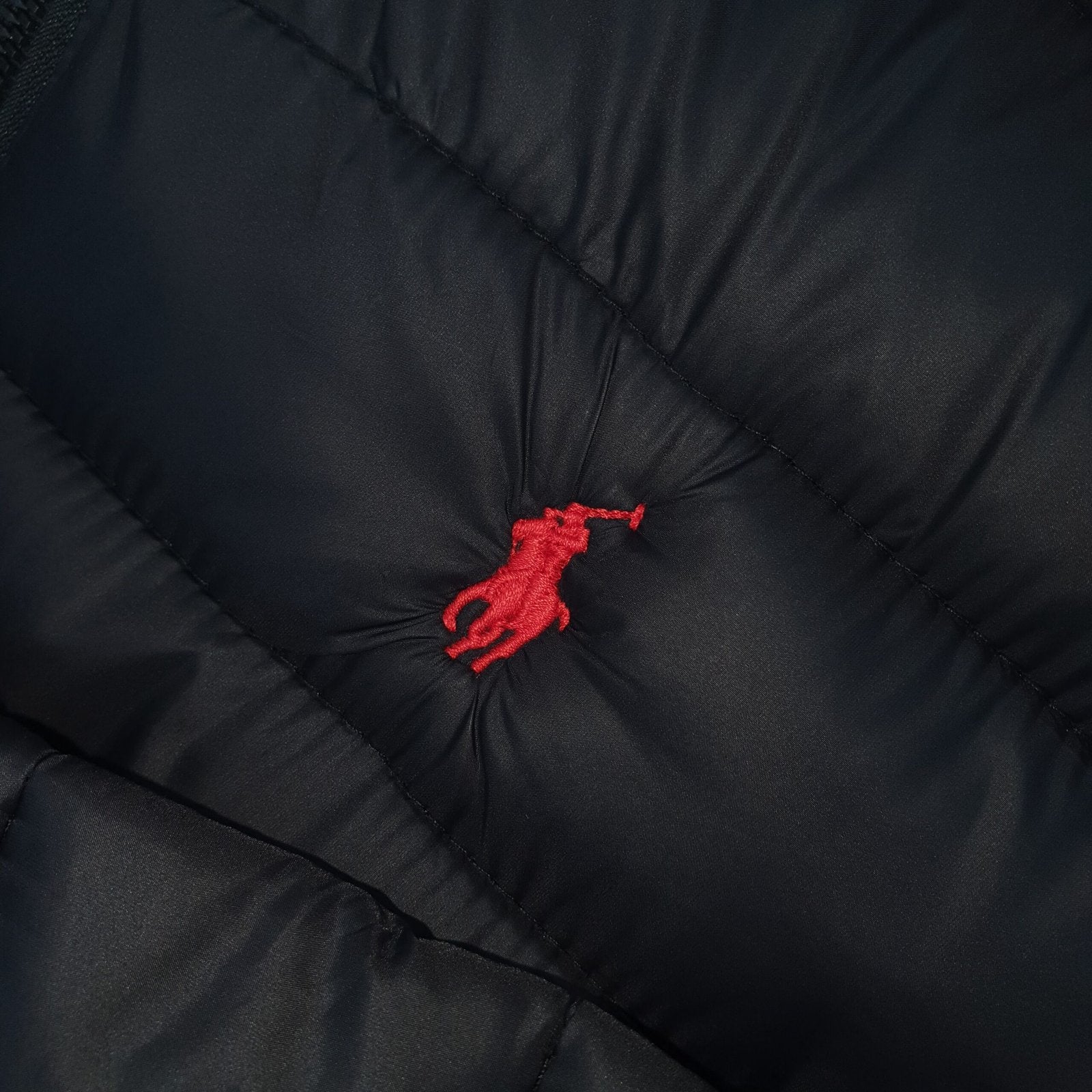 Jaqueta Puffer Ralph Lauren Capuz retirável Preta com Pony Vermelho